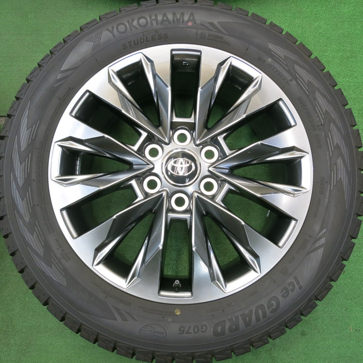 バリ溝!23年!キレイ!9.5分以上★トヨタ ランドクルーザー 300 ZX 純正 265/55R20 スタッドレス ヨコハマ アイスガード G075 20インチ ランクル PCD139.7/6H★5050211HAス