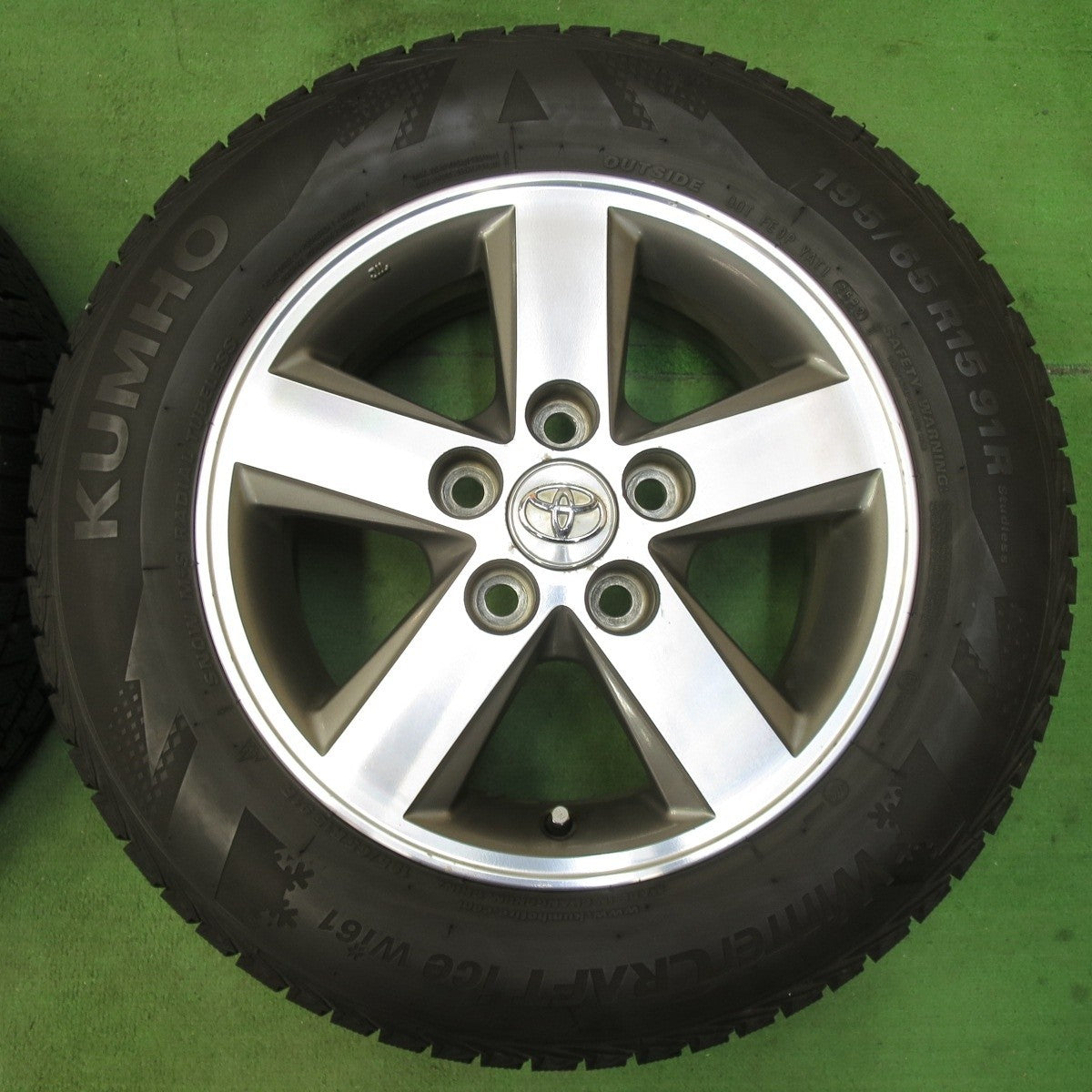 バリ溝!22年!9分★トヨタ アイシス 純正 195/65R15 スタッドレス クムホ ウィンター クラフト アイス Wi61 15インチ PCD114.3/5H★5031413イス