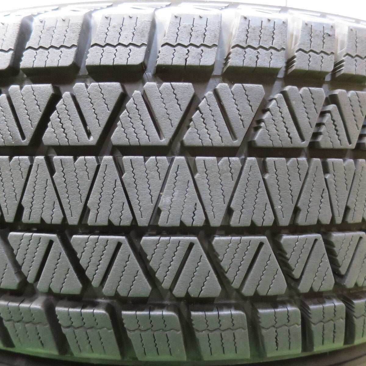 バリ溝!21年!9.5分★スタッドレス 225/65R17 ブリヂストン ブリザック DM-V3 17インチ RAV4 ハリアー等★4110804イスタ