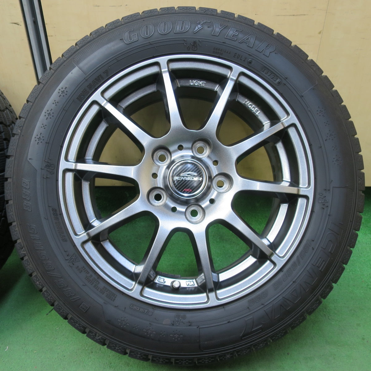 バリ溝!22年!キレイ!8.5分★スタッドレス 185/65R15 グッドイヤー アイスナビ7 SCHNEIDER MiD シュナイダー 15インチ PCD114.3/5H★5051505イス
