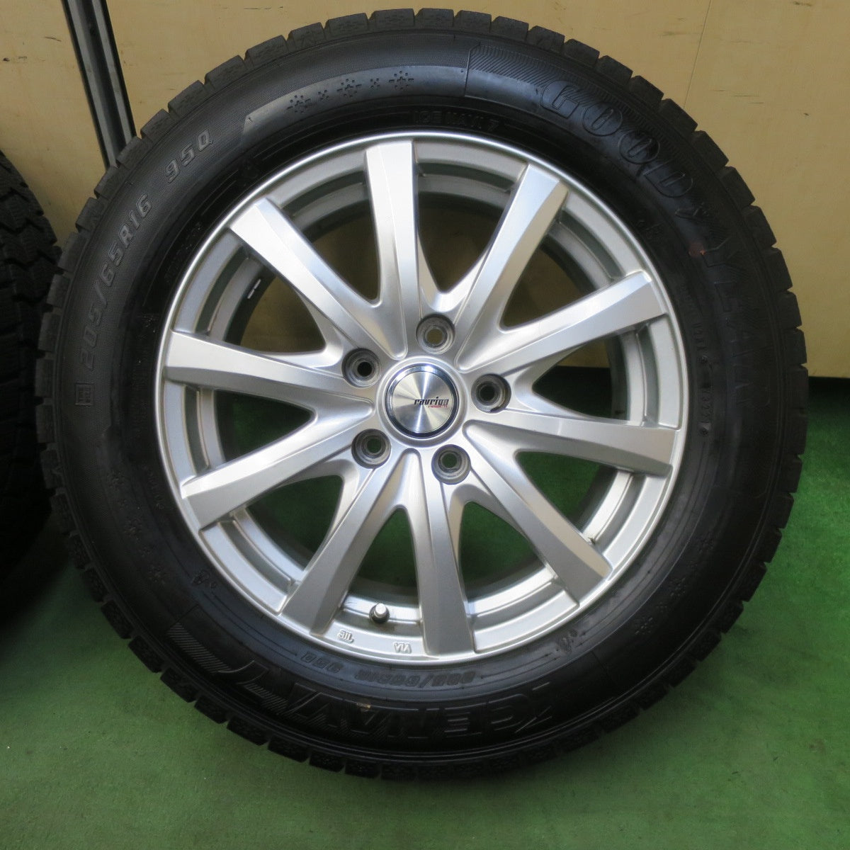 バリ溝!21年!キレイ!9.5分★スタッドレス 205/65R16 グッドイヤー アイスナビ7 ravrion RS01 ラブリオン 16インチ PCD114.3/5H★5092502TTス