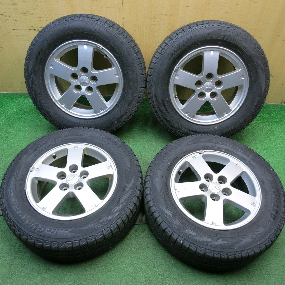 4本価格★三菱 デリカ D:5 純正 215/70R16 スタッドレス ヨコハマ アイスガード G075 D5 16インチ PCD114.3/5H★5061301HAス