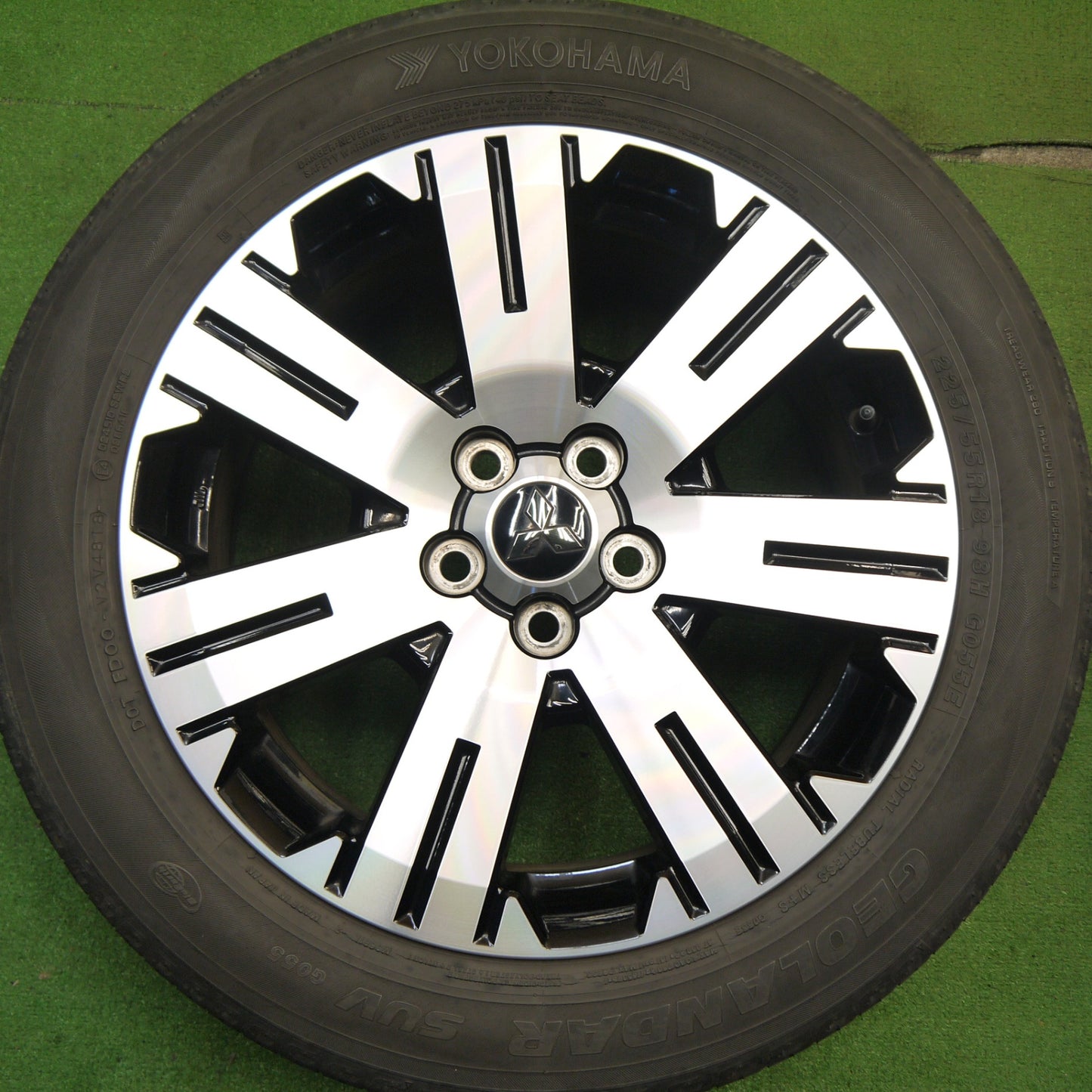 キレイ★三菱 デリカ D:5 純正 225/55R18 ヨコハマ ジオランダー SUV G055 G055E 18インチ D5 PCD114.3/5H★5042304Hノ