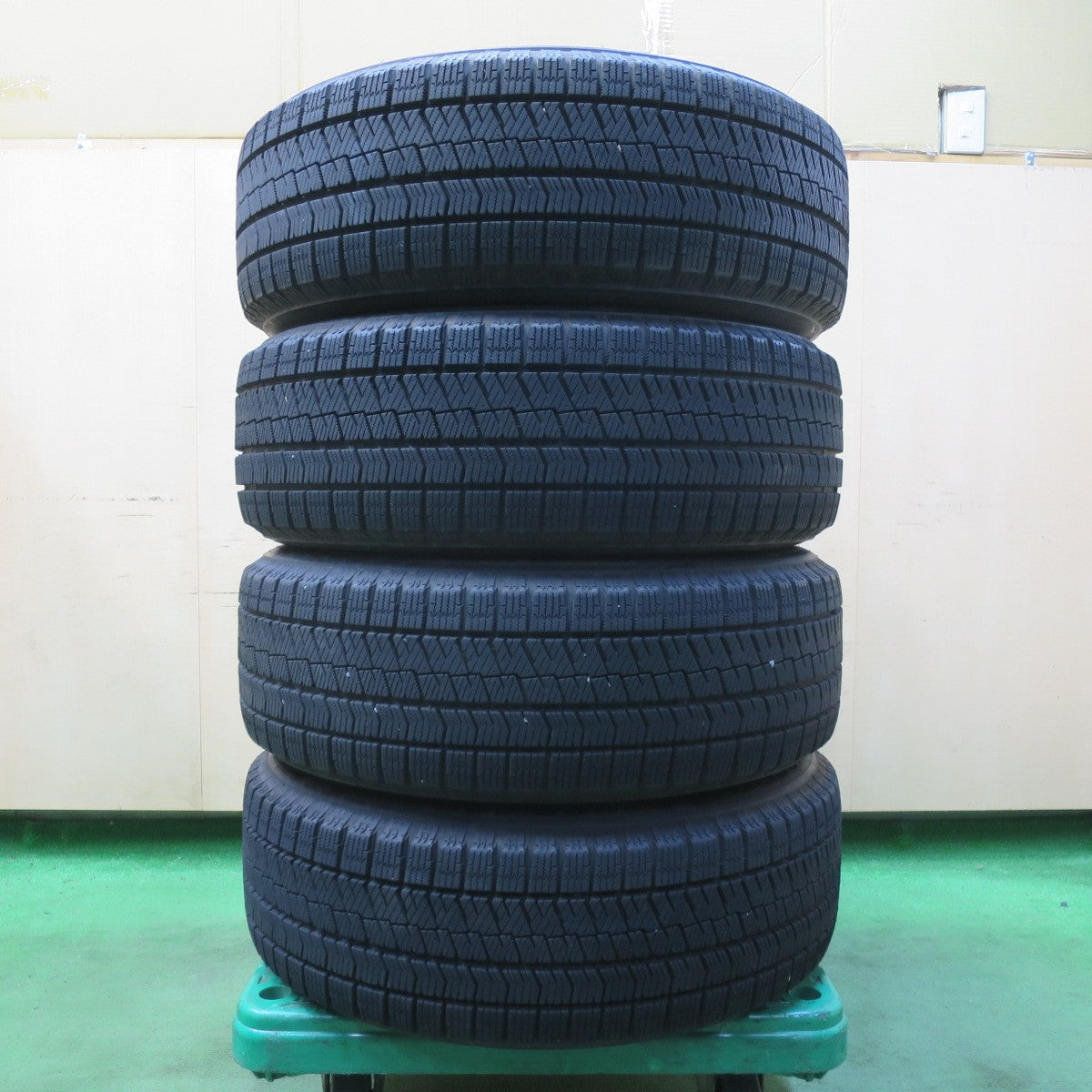 バリ溝!22年!キレイ!9.5分★スタッドレス 205/60R16 ブリヂストン ブリザック VRX2 Fang ファング 16インチ PCD114.3/5H★5042503イス