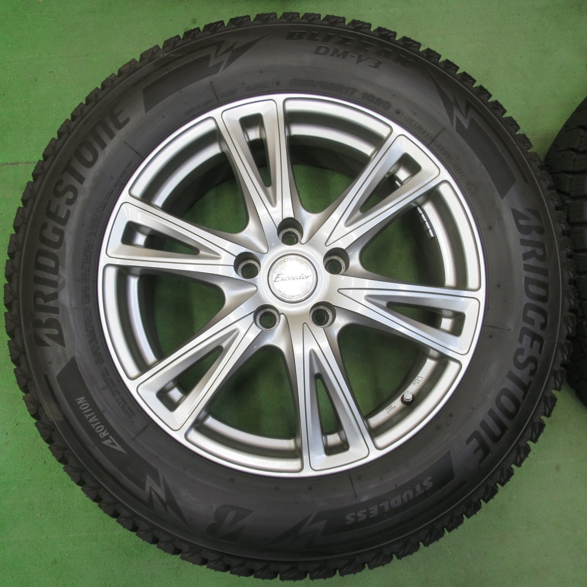 バリ溝!24年!キレイ!ほぼ10分★スタッドレス 225/65R17 ブリヂストン ブリザック DM-V3 Exceeder エクシーダー 17インチ PCD114.3/5H★5051503イス