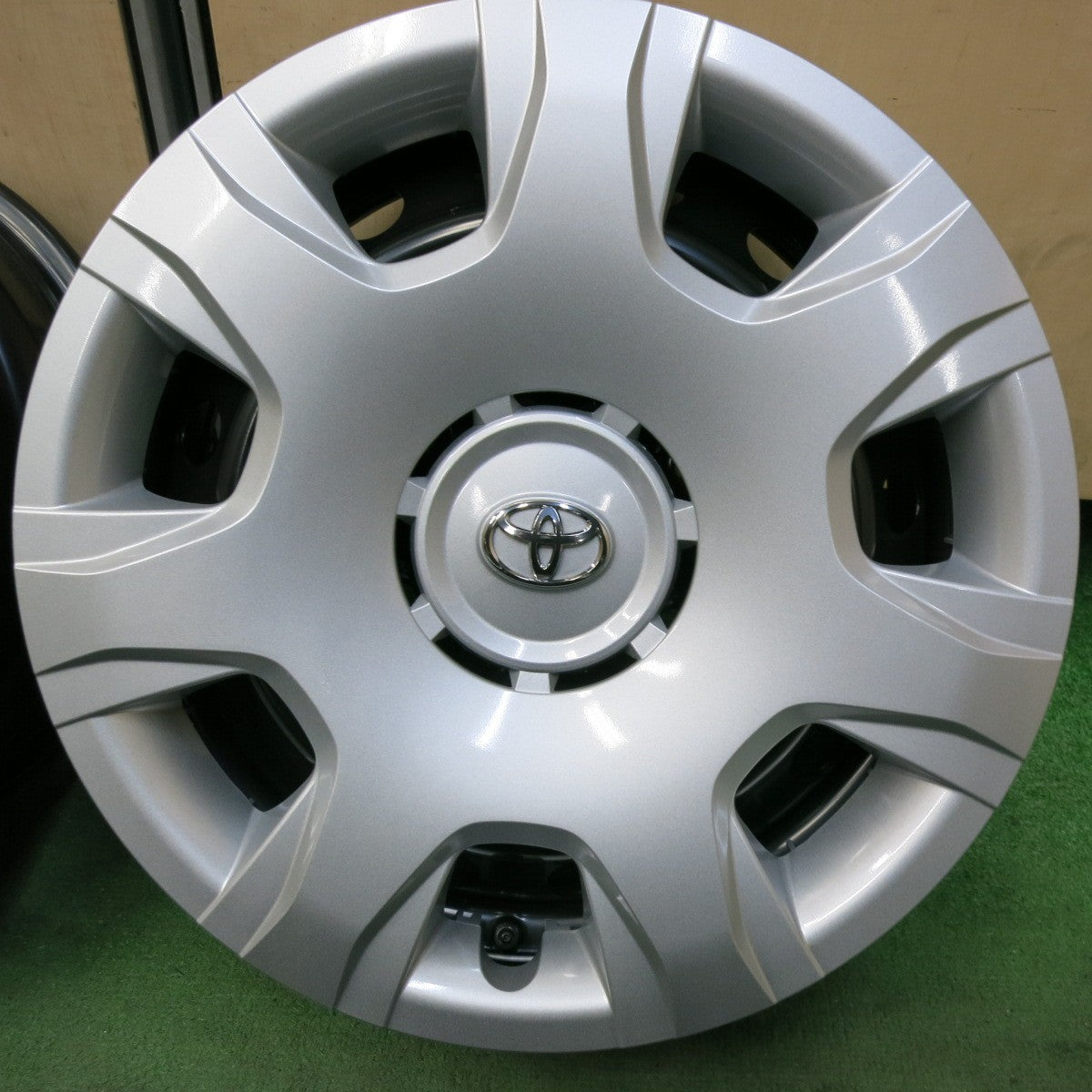新車外し!付属品付き★トヨタ 200系 ハイエース 純正 スチール ホイール 15インチ 15×6J PCD139.7/6H★5041818SYホ