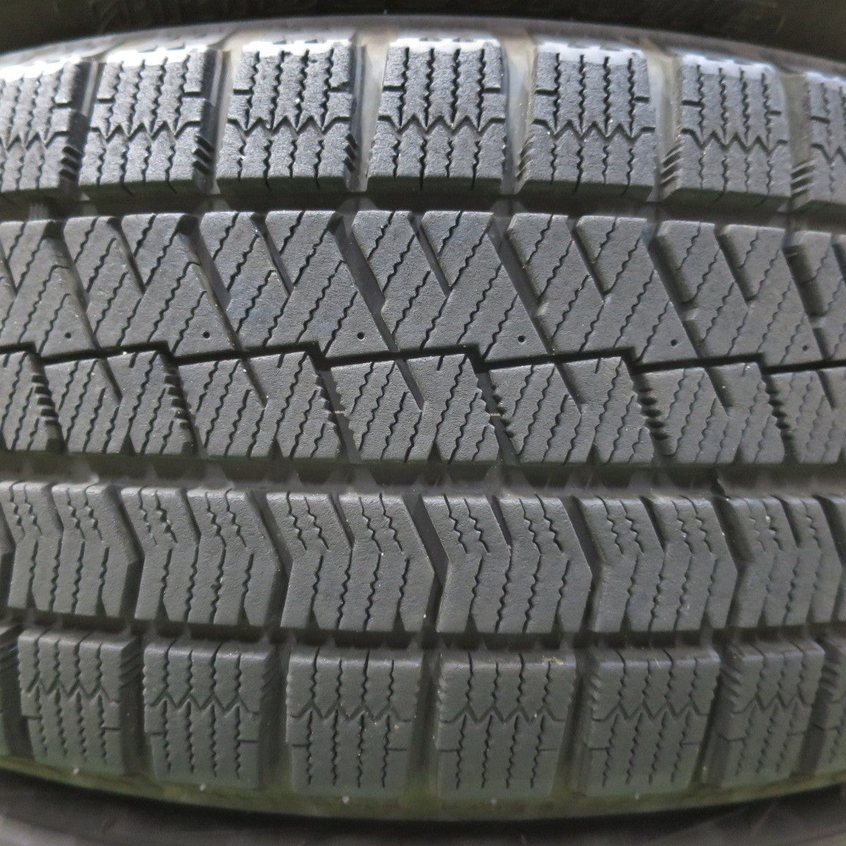 バリ溝!22年!キレイ!9.5分★スタッドレス 205/60R16 ブリヂストン ブリザック VRX2 Fang ファング 16インチ PCD114.3/5H★5042503イス