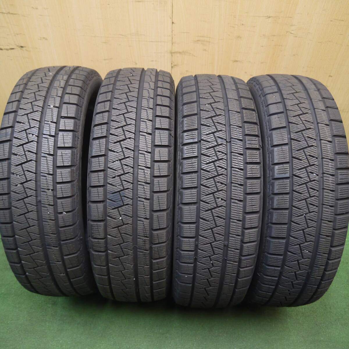 バリ溝!19年!9.5分以上★スタッドレス 175/65R15 ピレリ アイスアシンメトリコ タイヤ アクア ヴィッツ 等★3083006Hスタ