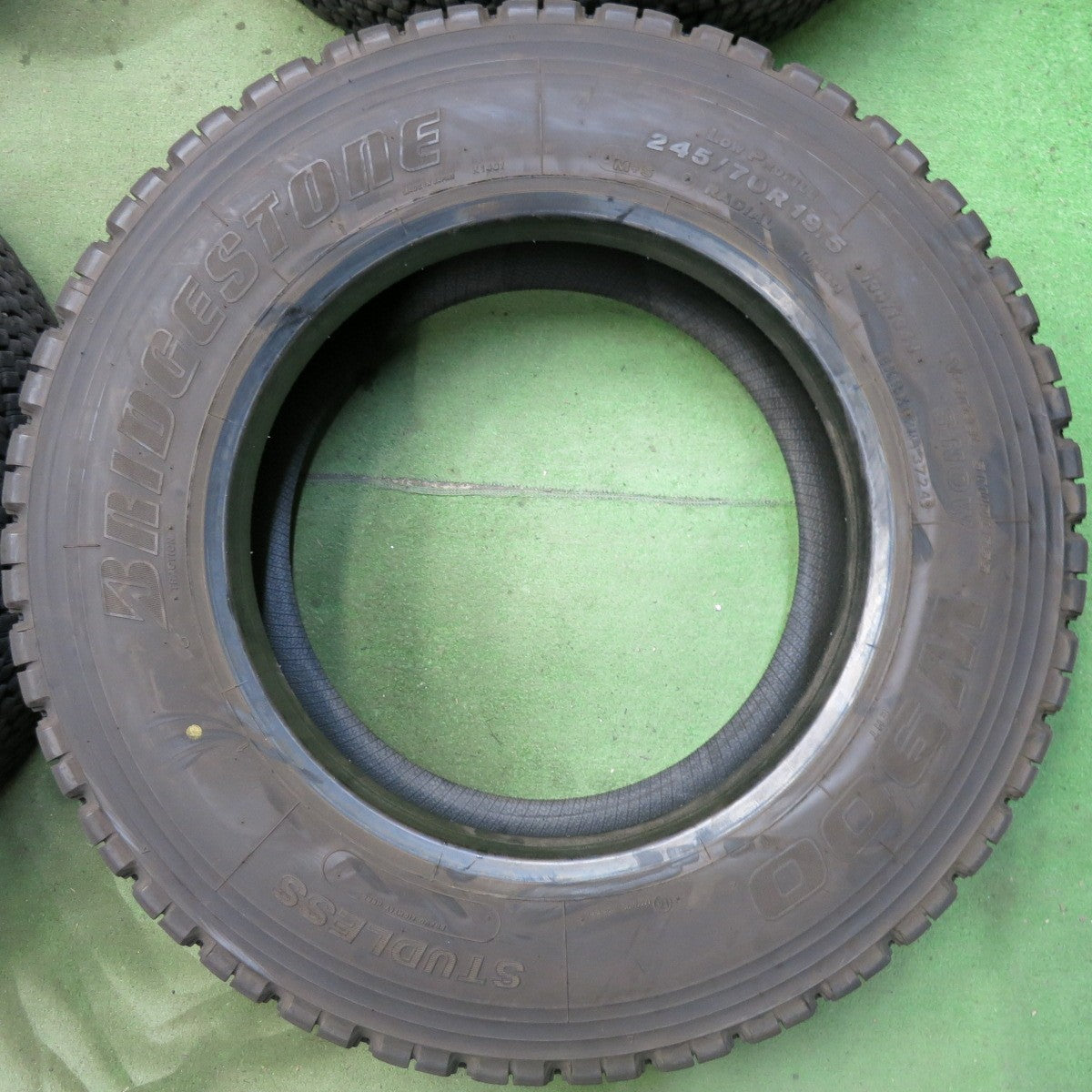バリ溝!24年!9分!6本★トラック タイヤ 245/70R19.5 136/134J スタッドレス ブリヂストン W900 19.5インチ★5061904SYスタ