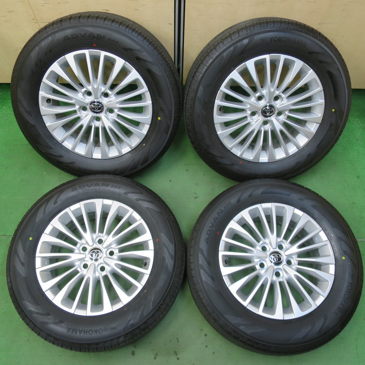 新車外し!25年★トヨタ 40系 アルファード 純正 225/65R17 ヨコハマ アドバン V03 17インチ PCD120/5H★5062402イノ