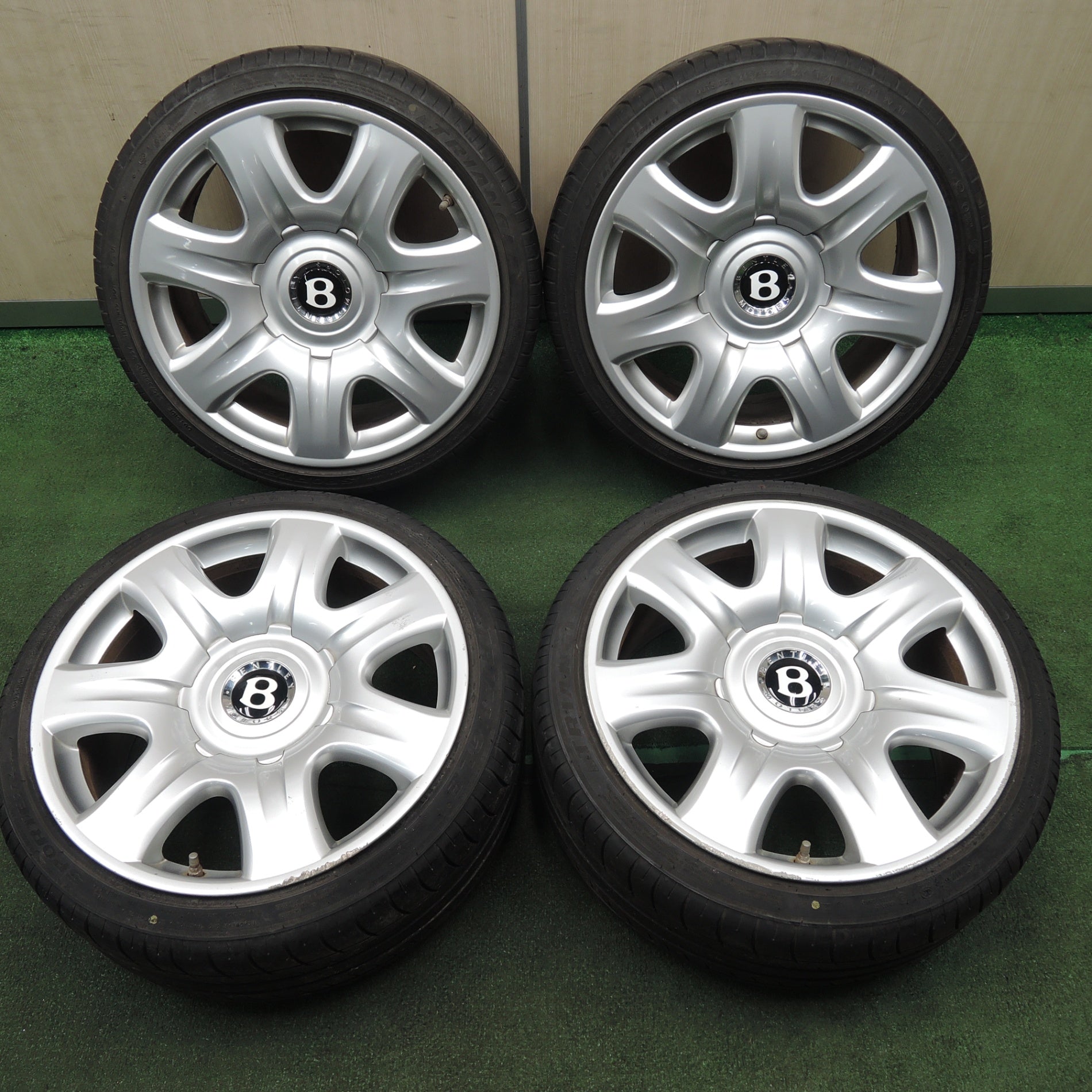 送料無料* 4本価格☆ベントレー 純正 245/35R19 トライアングル 送料無料* 4本価格☆ベントレー 純正 245/35R19 トライアングル