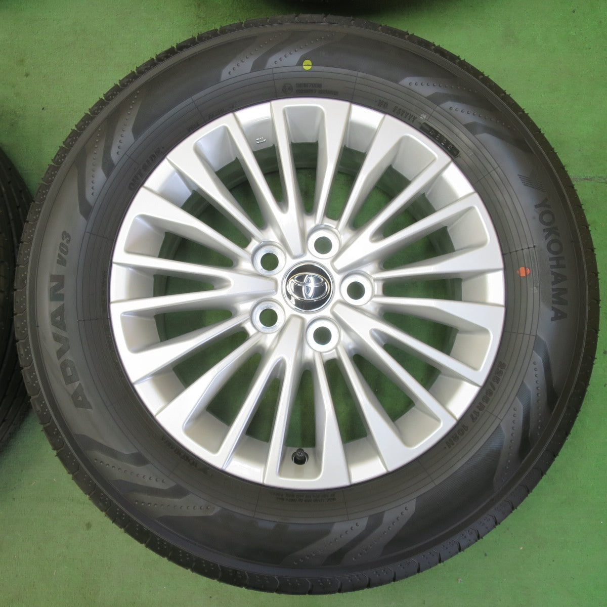 新車外し!24年★トヨタ 40系 アルファード 純正 225/65R17 ヨコハマ アドバン V03 17インチ PCD120/5H★5050512イノ