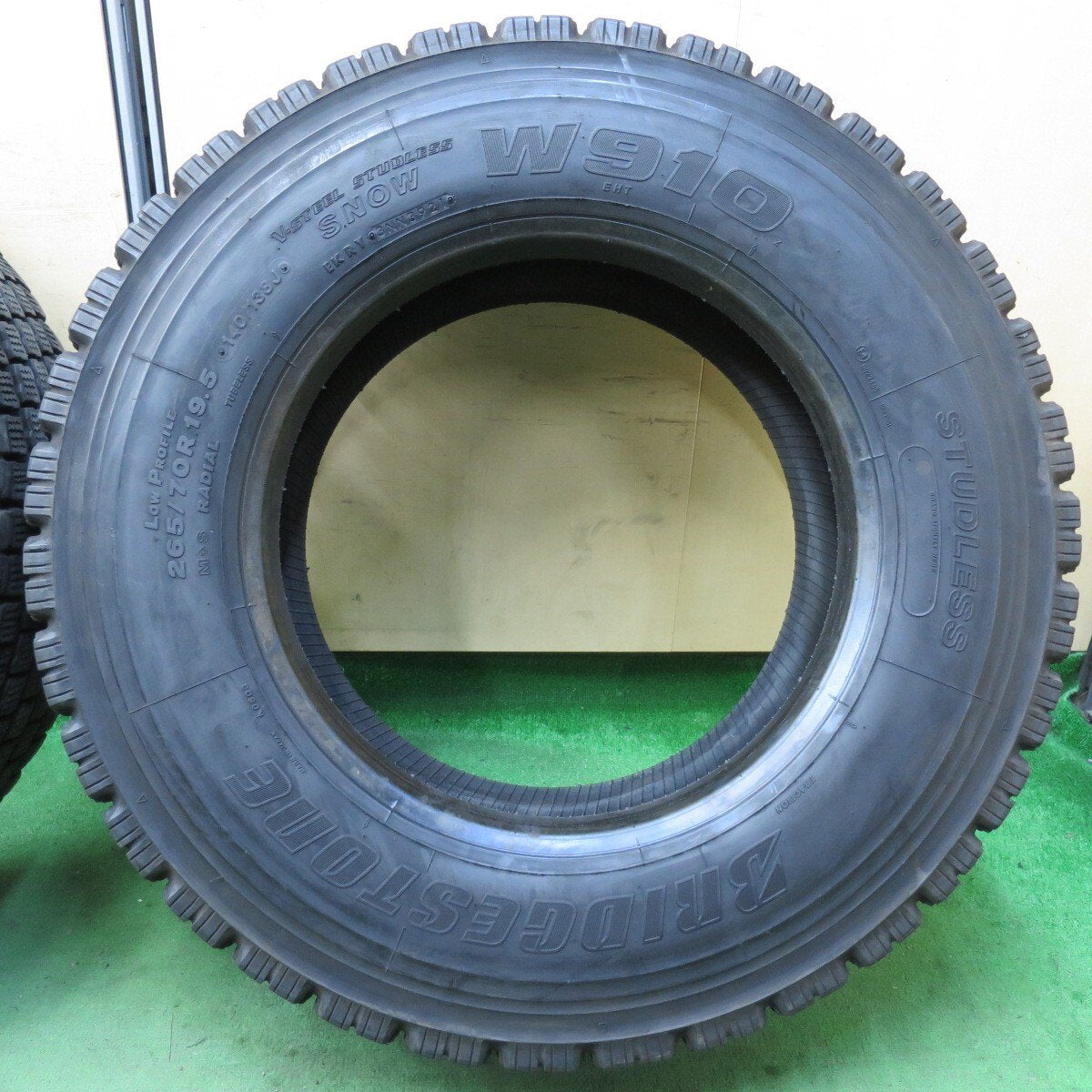 バリ溝!21年!8.5分!2本★トラック タイヤ 265/70R19.5 140/138J スタッドレス ブリヂストン W910 19.5インチ★5021410イスタ