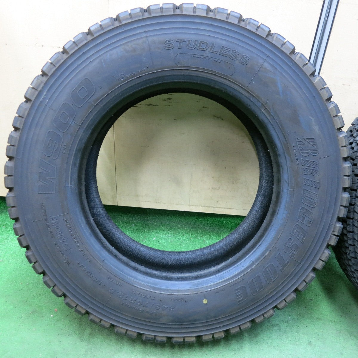 バリ溝!24年!9分!2本★トラック タイヤ 245/70R19.5 136/134J スタッドレス ブリヂストン W900 19.5インチ★5070407SYスタ