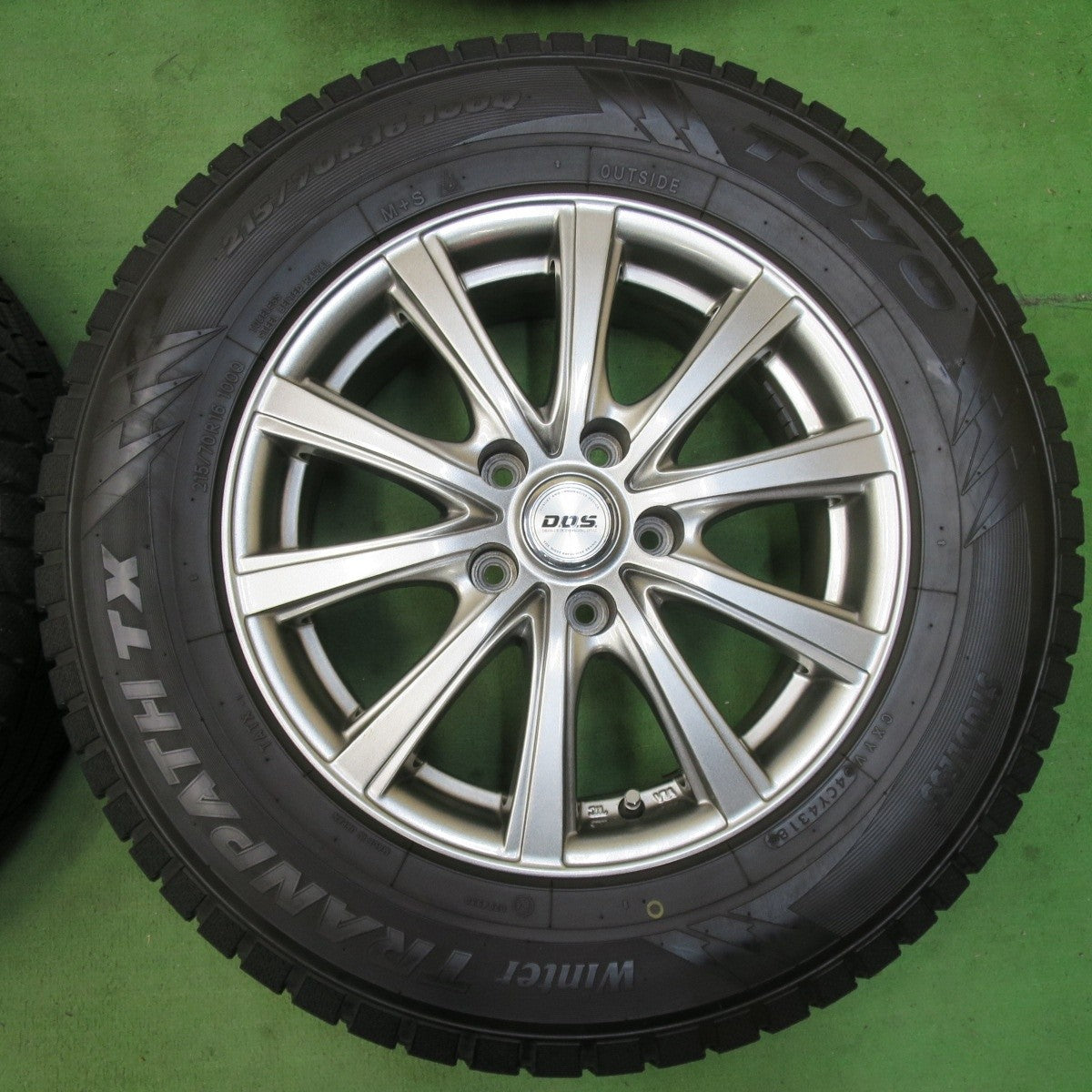 バリ溝!キレイ!9.5分★スタッドレス 215/70R16 トーヨー ウインター トランパス TX D.O.S. DOS 16インチ PCD114.3/5H★5031701イス