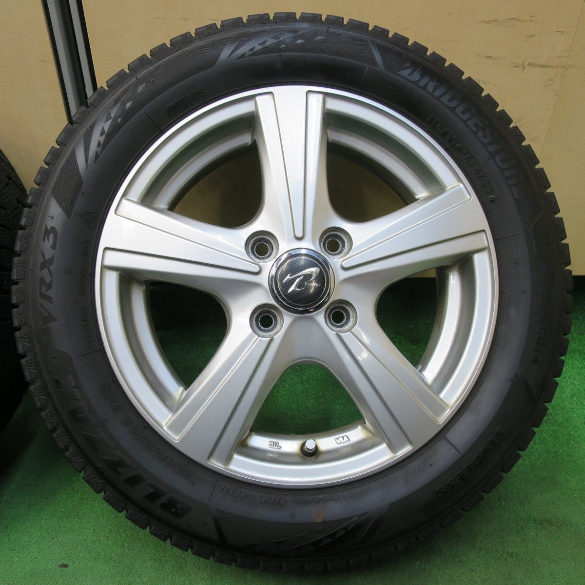 バリ溝!22年!キレイ!8.5分★スタッドレス 155/65R14 ブリヂストン ブリザック VRX3 Treffer トレファー 14インチ PCD100/4H★4123019イス