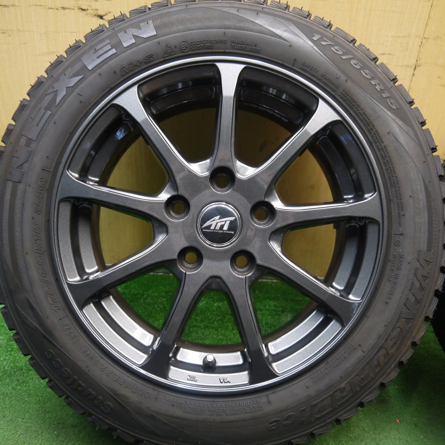 バリ溝!22年!キレイ!9.5分★BMW MINI 等 AFT 175/65R15 スタッドレス ネクセン WINGUARD ice 15インチ PCD112/5H★5090804Hス