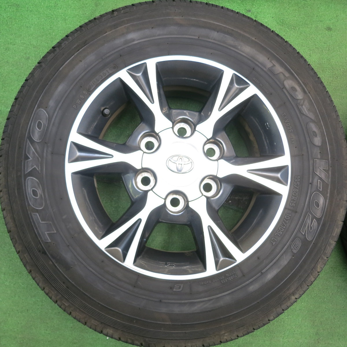 バリ溝!9.5分★トヨタ 200系 ハイエース 純正 OP 195/80R15 107/105L トーヨー V-02e 15インチ PCD139.7/6H★5052304HAノ