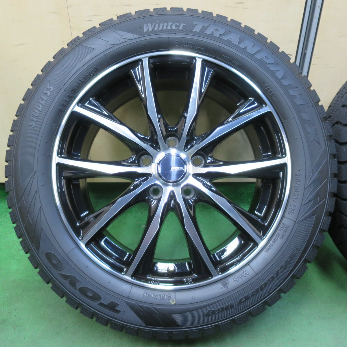 バリ溝!23年!美品!9.5分★スタッドレス 215/60R17 トーヨー ウインター トランパス TX D.O.S. DOS 17インチ PCD114.3/5H★5042802イス
