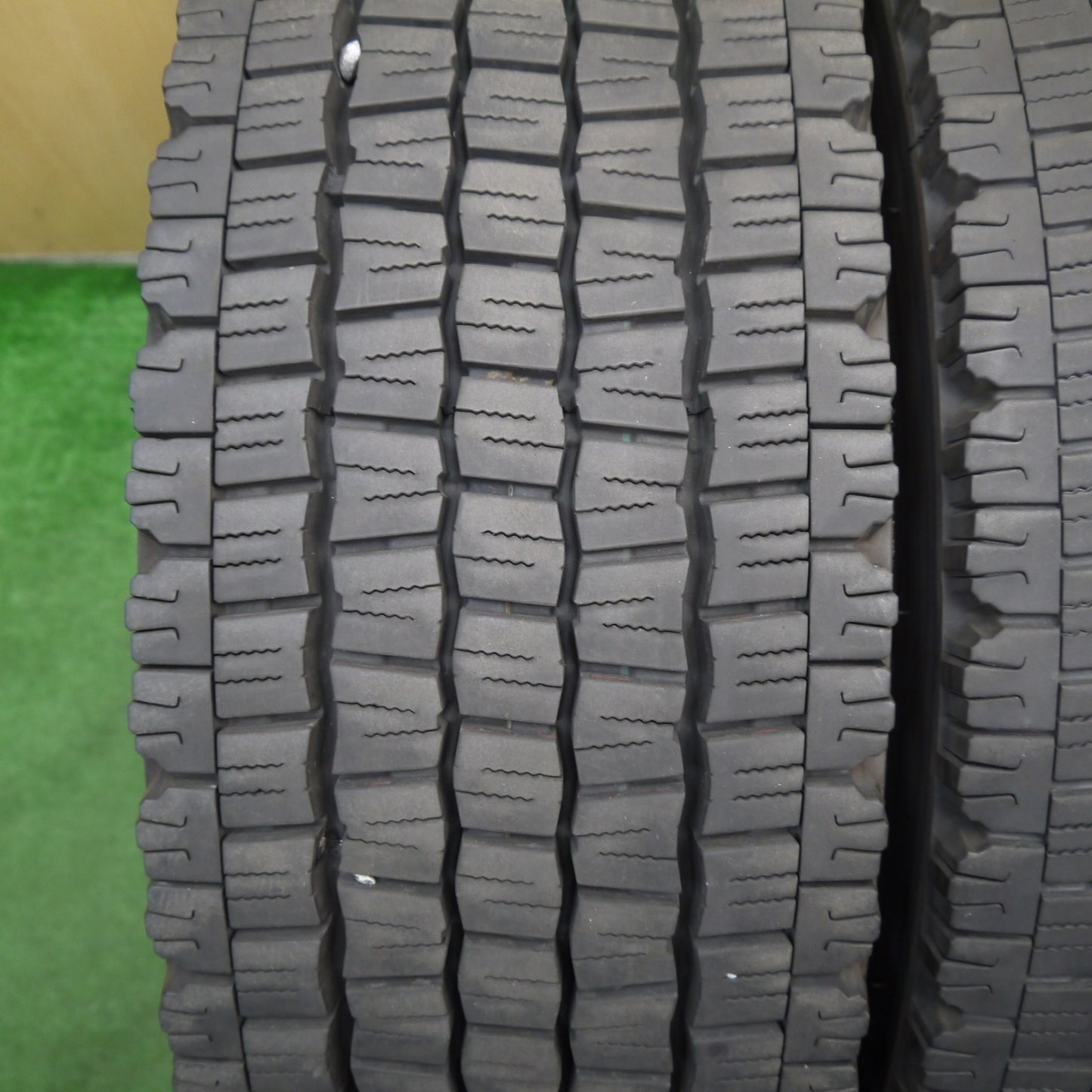 2本価格!23年★トラック タイヤ 245/70R19.5 136/134J スタッドレス ダンロップ デクテス SP081 19.5インチ★5062404KKスタ
