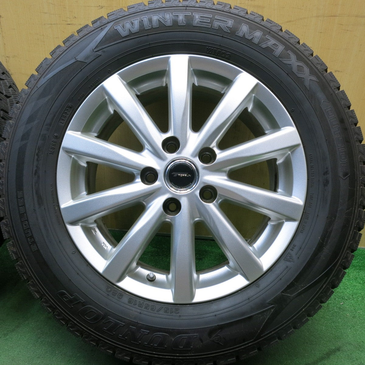 バリ溝!23年!キレイ!9.5分★スタッドレス 215/65R16 ダンロップ ウインターマックス WM02 TOPRUN トップラン 16インチ PCD114.3/5H★5090403HAス