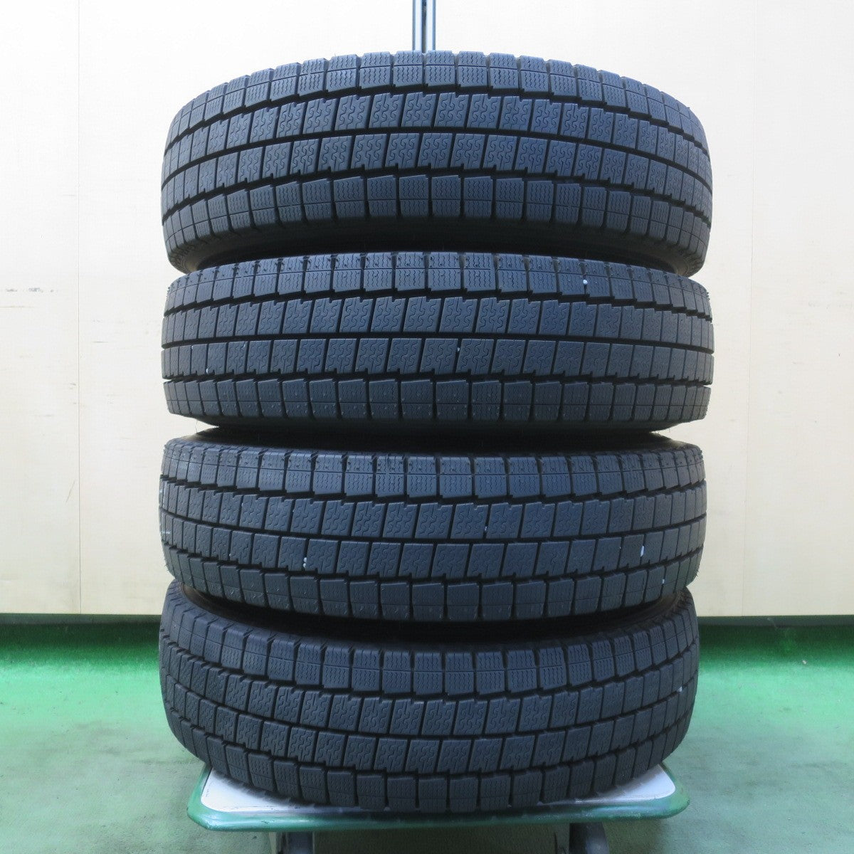 バリ溝!25年!9.5分以上★スタッドレス 165/80R14 97/95N ダンロップ ウインターマックス LV01 for VAN スチール ホイール 14インチ PCD100 114.3/4H マルチ★6052508イス