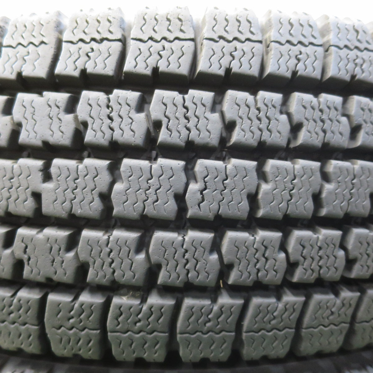 バリ溝!24年!9分!6本★トラック タイヤ 205/85R16 117/115N スタッドレス トーヨー デルベックス M935 DELVEX 16インチ★6032401イスタ