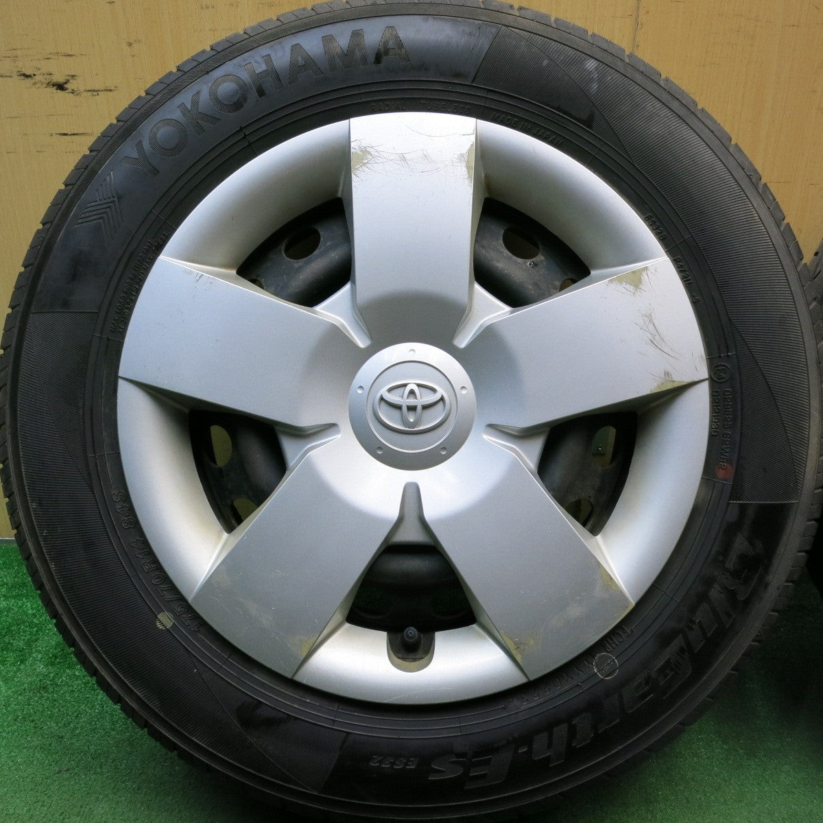 バリ溝!23年!8.5分★トヨタ シエンタ 純正 スチール 175/70R14 ヨコハマ BluEarth-ES ES32 14インチ PCD100/4H★5080106HAノ