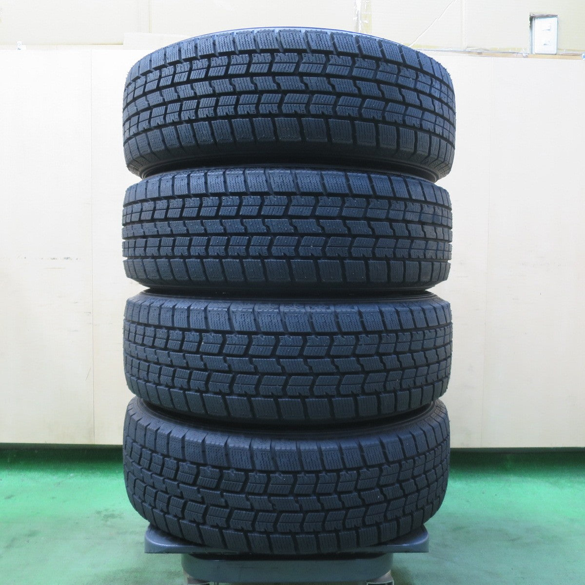 ほぼ未使用!24年!キレイ★シエンタ 等 185/65R15 スタッドレス グッドイヤー アイスナビ7 ravrion LUMIERE ラブリオン 15インチ PCD100/5H★6011704イス