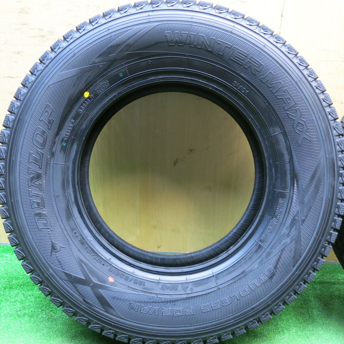 未使用!24年★スタッドレス 195/80R15 107/105L ダンロップ ウインターマックス SV01 タイヤ 15インチ ハイエース キャラバン 等★5051803HAスタ