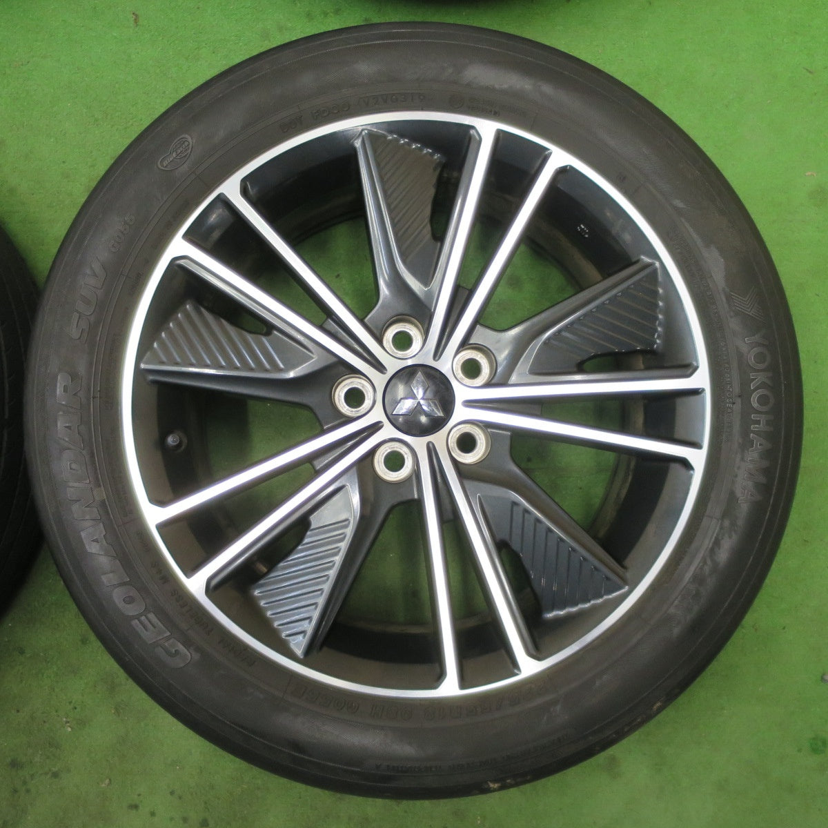 キレイ★三菱 デリカ D:5 アーバンギア 純正 225/55R18 ヨコハマ ジオランダー SUV G055 G055E 18インチ D5 PCD114.3/5H★5090201TTノ
