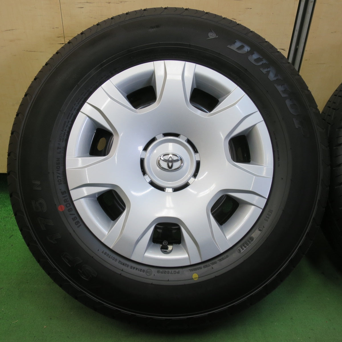 新車外し!23年★トヨタ 200系 ハイエース 純正 スチール 195/80R15 107/105N ダンロップ SP175N 15インチ PCD139.7/6H★5052611イノ