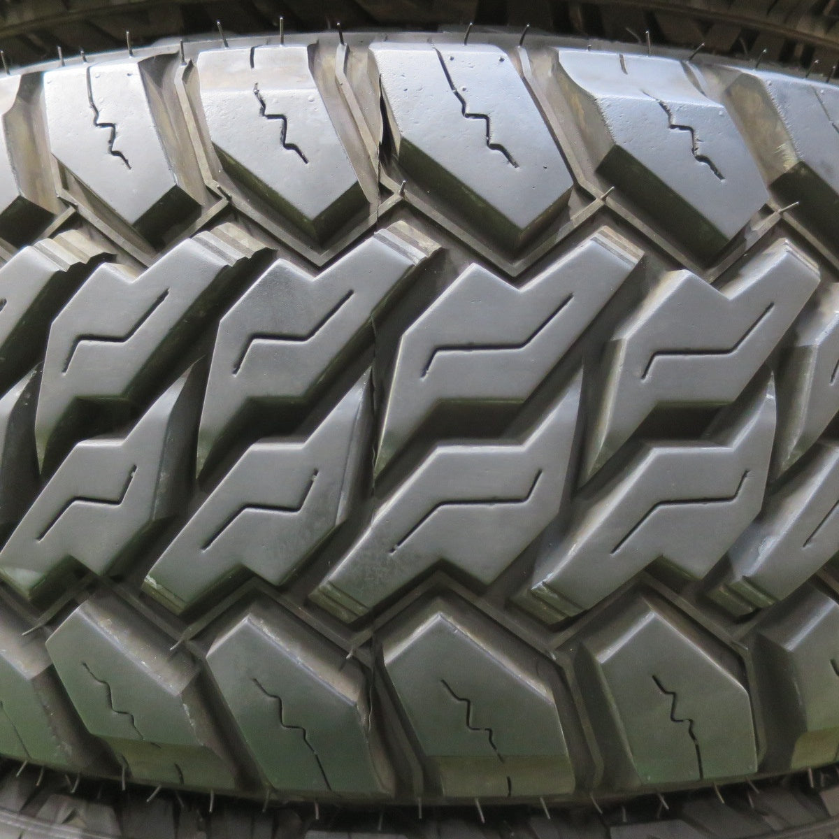 バリ溝!22年!9.5分★235/70R16 104/101Q モンスタ マッドウォーリアー ホワイトレター MONSTA MUD WARRIOR 16インチ デリカD5 エクストレイル RAV4 等★5112804イノタ