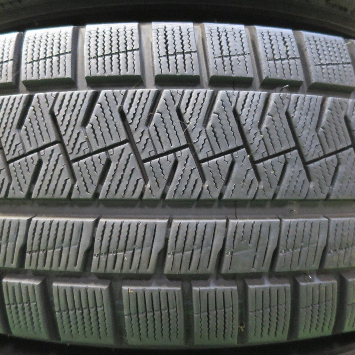 バリ溝!キレイ!8.5分★スタッドレス 225/65R17 ピレリ アイスアシンメトリコ プラス LAUFBAHN PCD114.3/5H★4070502イス
