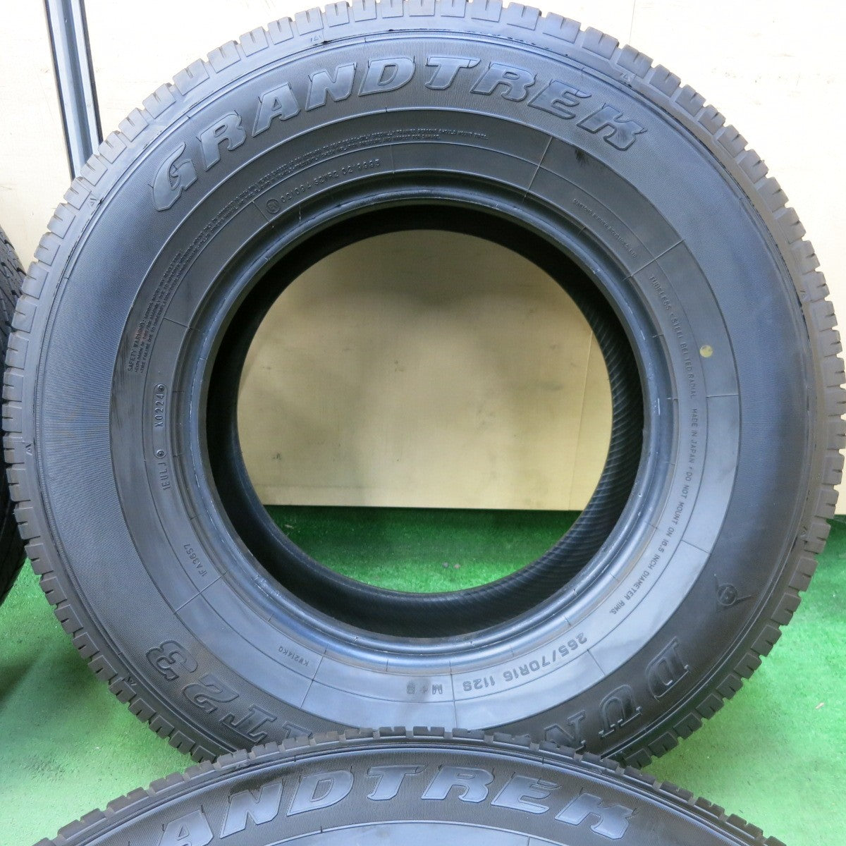 新車外し!24年★265/70R16 ダンロップ AT23 グラントレック タイヤ 16インチ ランクル ハイラックス サーフ プラド サファリ パジェロ 等★5082001SKノタ