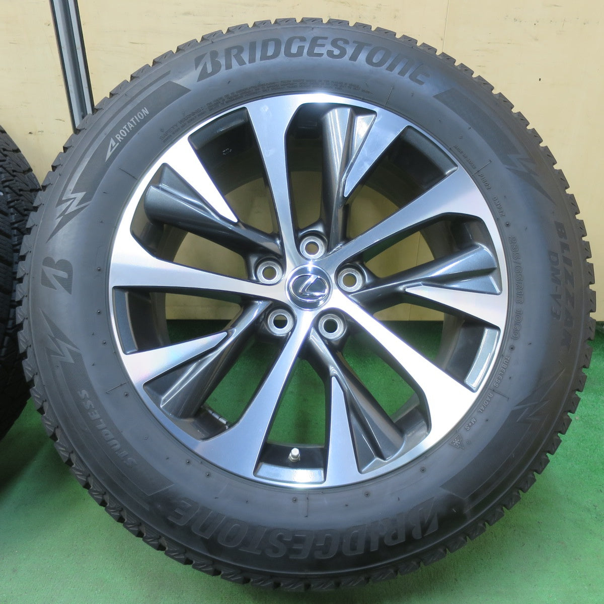 センサー付!バリ溝!キレイ!8.5分★レクサス 20系 RX 純正 235/65R18 スタッドレス ブリヂストン ブリザック DM-V3 18インチ PCD114.3/5H★5092701イス
