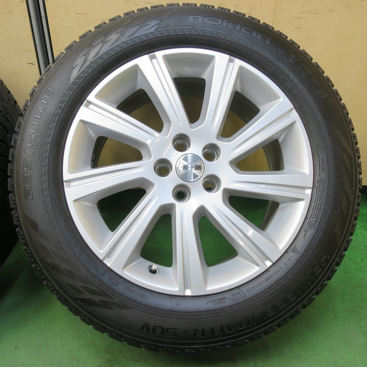 バリ溝!キレイ!9.5分★ジャガー E-PACE 純正 235/60R18 スタッドレス ノキアン ハッカペリッタ R3 SUV Eペース Eペイス 18インチ PCD108/5H★5042910イス