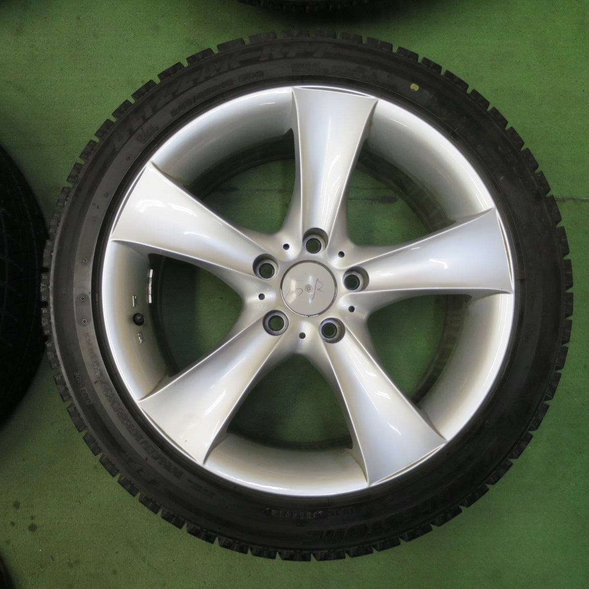 バリ溝!キレイ!9.5分★BMW 等 AGA Bayern 245/45R18 スタッドレス ブリヂストン ブリザック RFT バイエルン 18インチ PCD120/5H★5081901TTス
