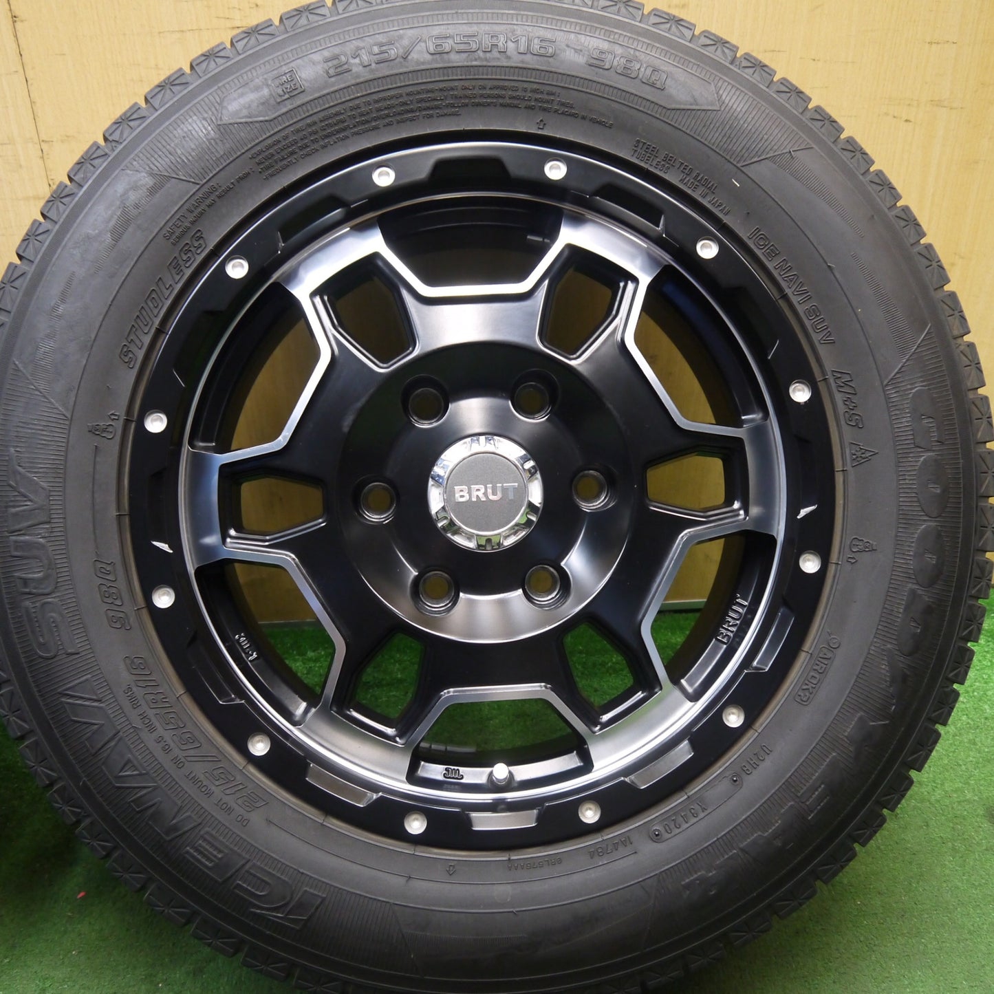 バリ溝!キレイ!8.5分★スタッドレス 215/65R16 グッドイヤー アイスナビ SUV BRUT BR-66 ブルート 16インチ PCD139.7/6H★5090902Hス