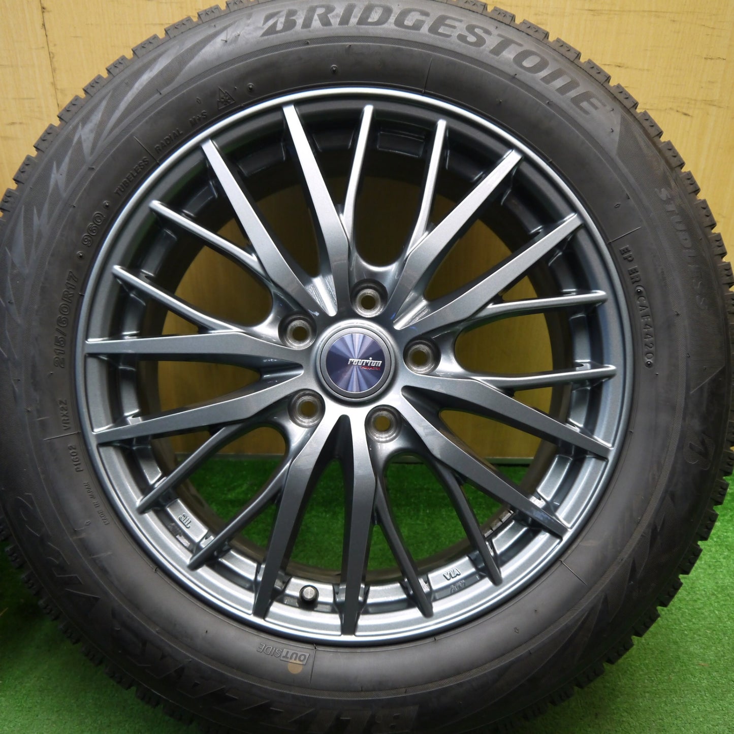 バリ溝!キレイ!9分★スタッドレス 215/60R17 ブリヂストン ブリザック VRX2 ravrion RM01 ラブリオン 17インチ PCD114.3/5H★5042109Hス