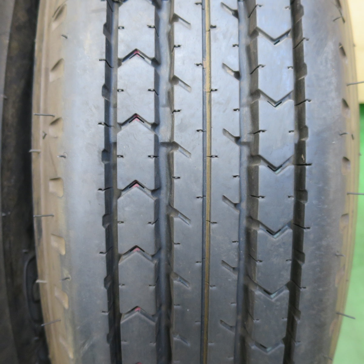 バリ溝!23年!9分!2本★トラック タイヤ 225/80R17.5 123/122L ダンロップ SP110 タイヤ 17.5インチ★5071404イノタ