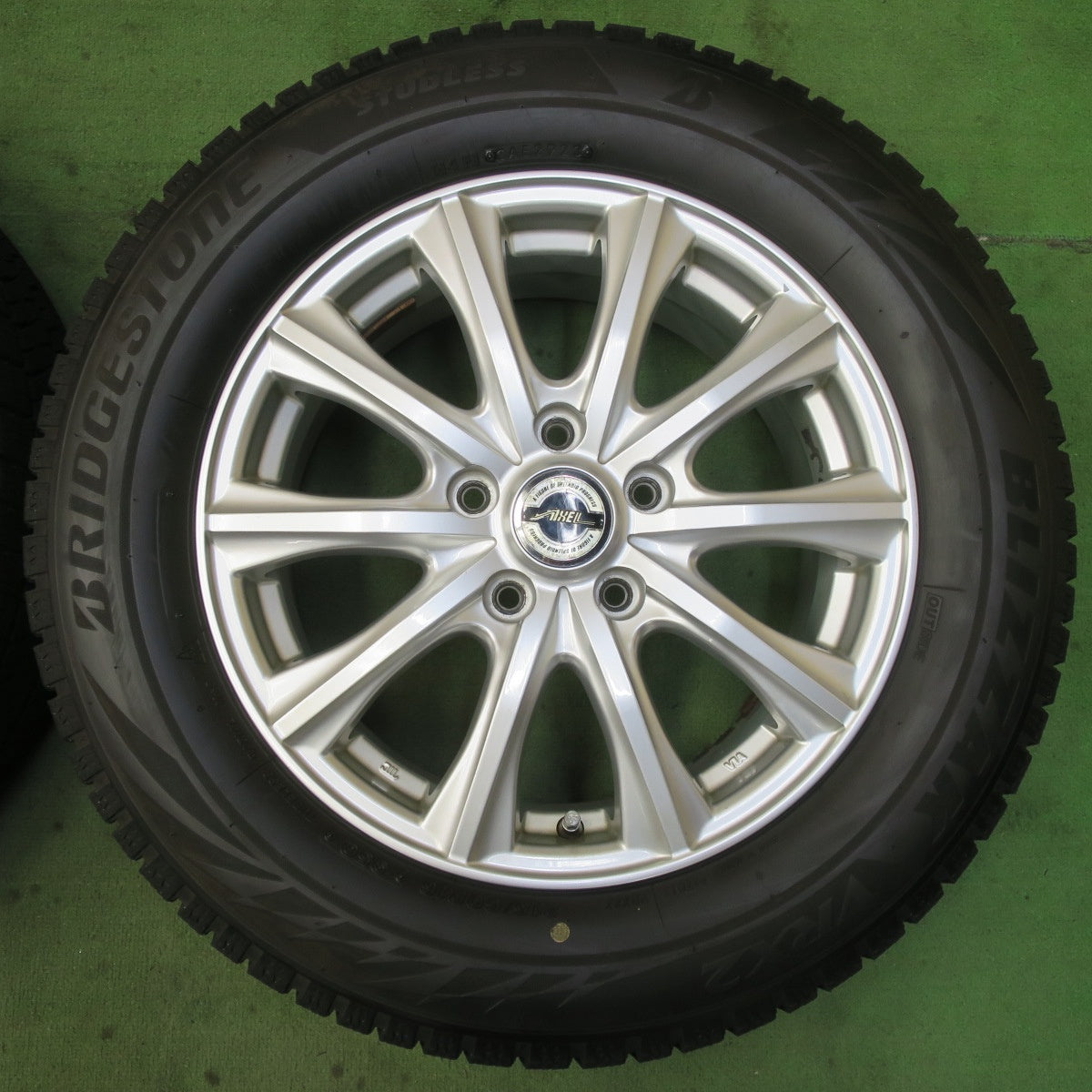 バリ溝!23年!キレイ!9.5分★スタッドレス 215/60R16 ブリヂストン ブリザック VRX2 AXEL アクセル 16インチ PCD114.3/5H★5090901イス