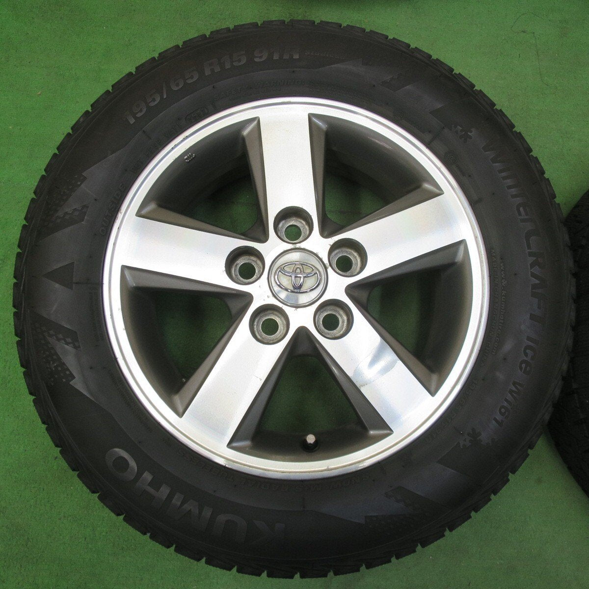 バリ溝!22年!9分★トヨタ アイシス 純正 195/65R15 スタッドレス クムホ ウィンター クラフト アイス Wi61 15インチ PCD114.3/5H★5031413イス