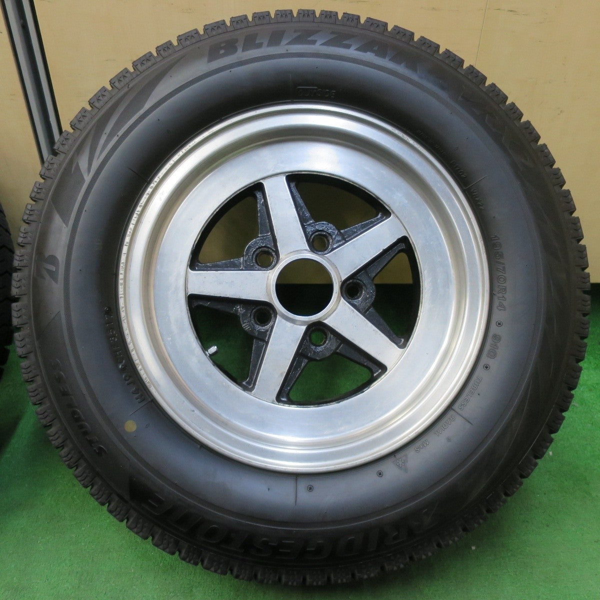 超バリ溝!ほぼ10分★旧車 WORK Equip 195/70R14 スタッドレス ブリヂストン ブリザック VRX2 ワーク エクイップ 14インチ PCD114.3/5H★4101604イス