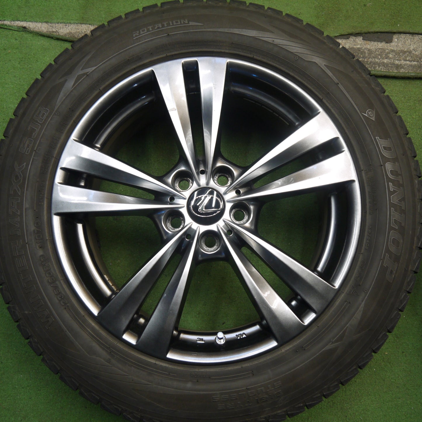 バリ溝!キレイ!9.5分★レクサス 等 235/60R18 スタッドレス ダンロップ ウインターマックス SJ8 Lehrmeister L-F LOUNGE レアマイスター LF ラウンジ 18インチ PCD114.3/5H★5091604Hス
