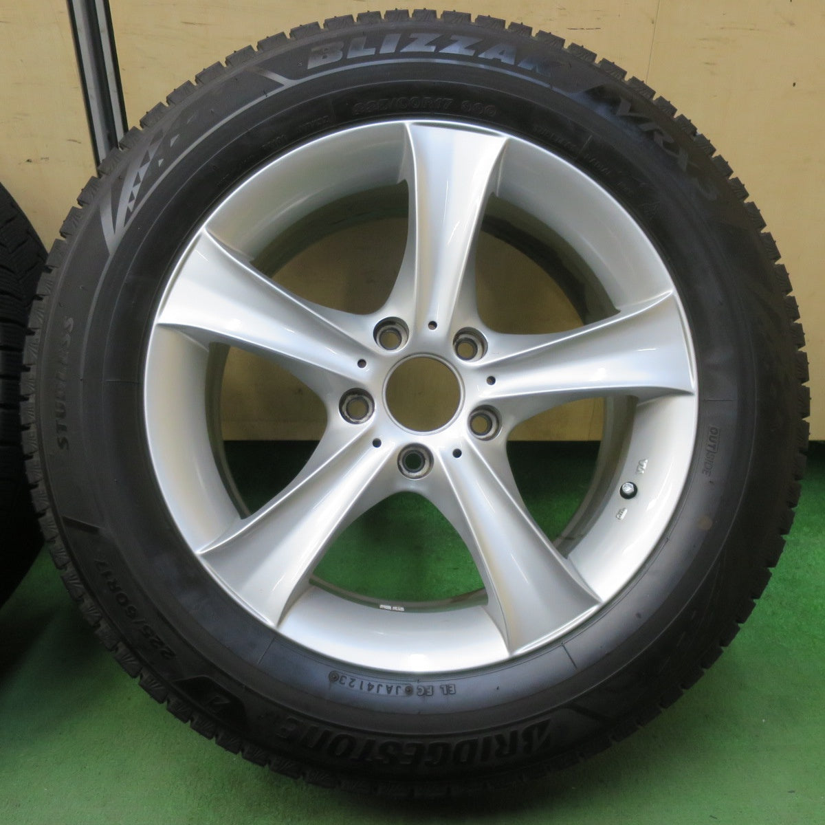 バリ溝!23年!キレイ!9.5分以上★BMW 等 AGA Bayern 225/60R17 スタッドレス ブリヂストン ブリザック VRX3 バイエルン 17インチ PCD120/5H★5092201イス