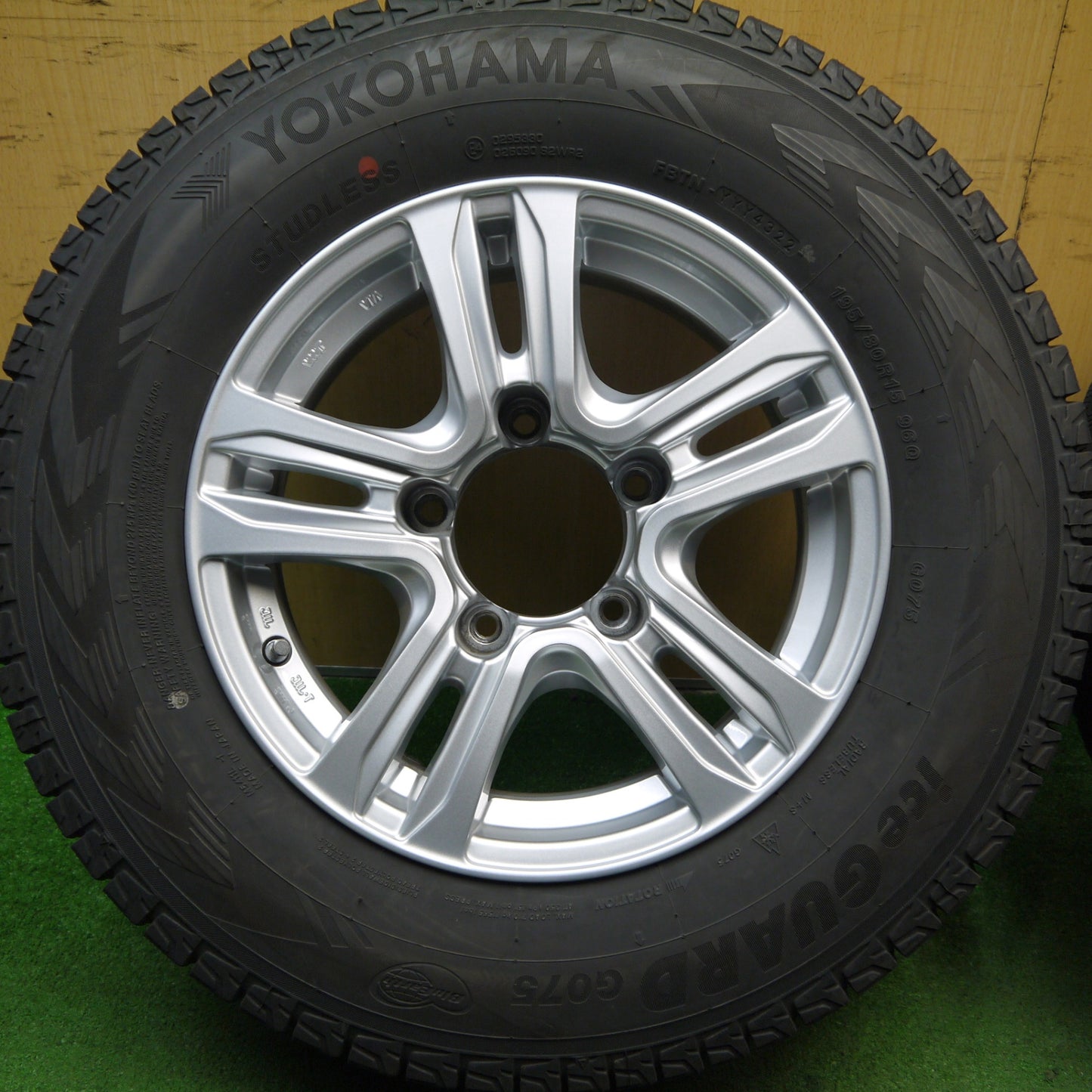 バリ溝!22年!キレイ!9分★ジムニー シエラ 等 195/80R15 スタッドレス ヨコハマ アイスガード G075 Ripresa S2 リプレーザ 15インチ PCD139.7/5H★5060603Hス