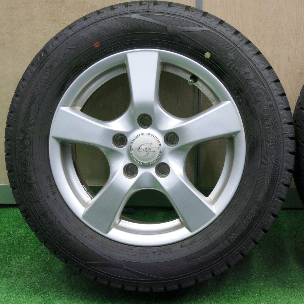 超バリ溝!23年!キレイ!9.5分以上★スタッドレス 195/65R15 ダンロップ ウインターマックス WM02 GRASS グラス 15インチ PCD114.3/5H★4111507NJス