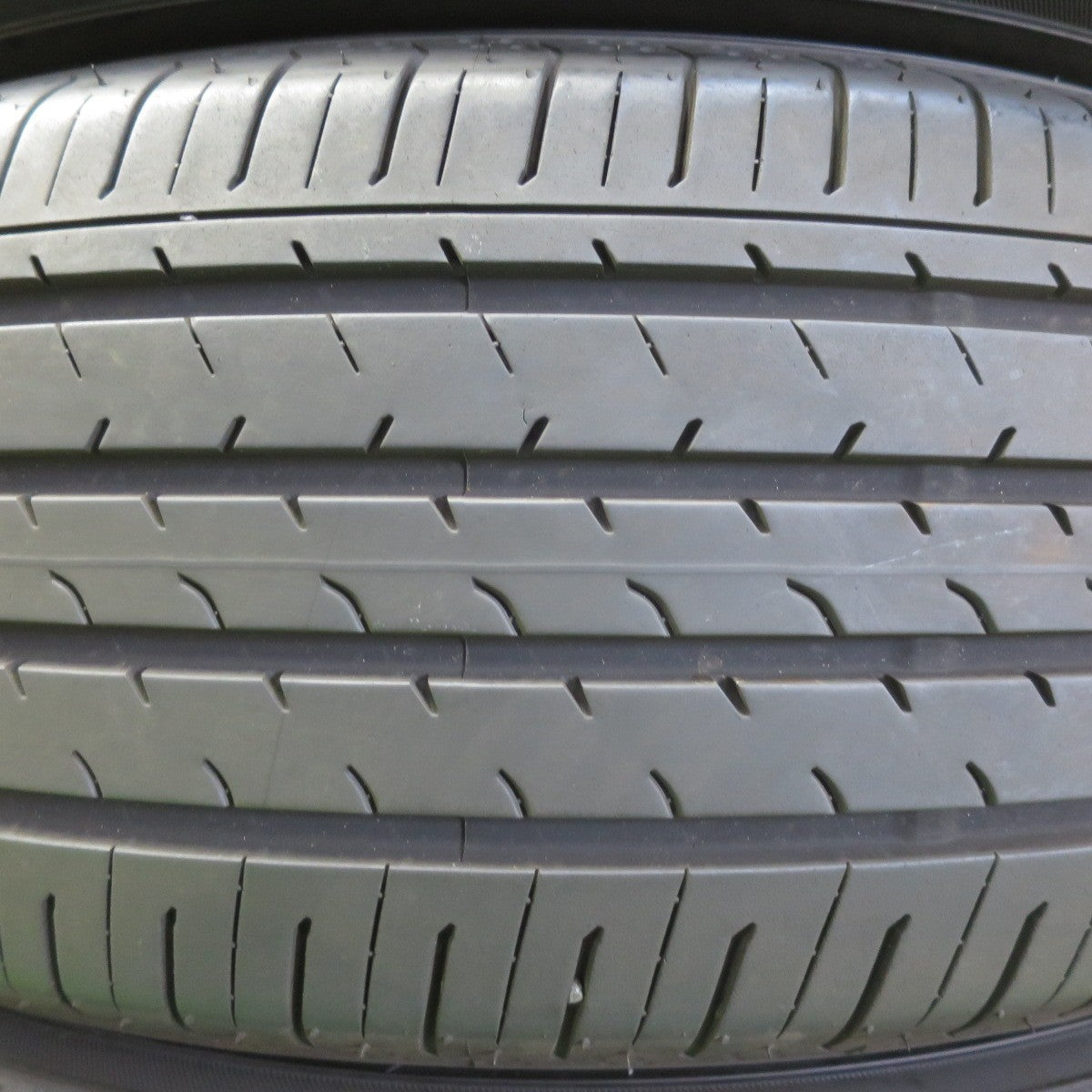 バリ溝!23年!9.5分★225/60R18 ヨコハマ アドバン V03 タイヤ 18インチ レクサス NX ハリアー RAV4 40系 アルファード 等★5052904イノタ