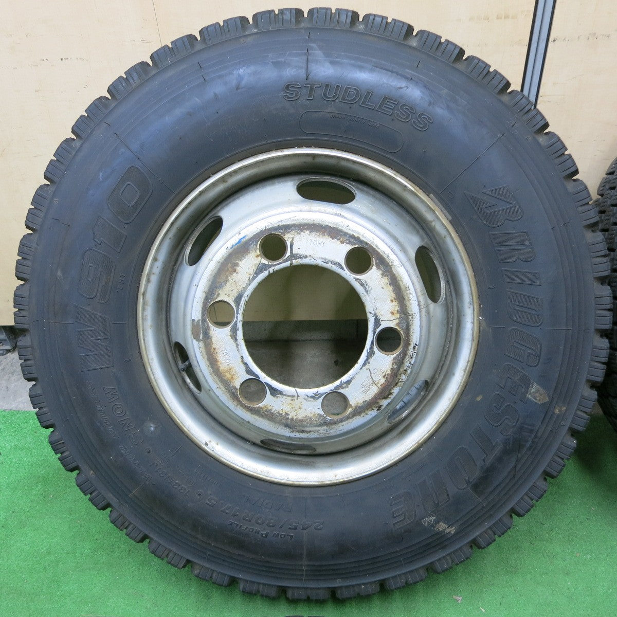 バリ溝!22年!9.5分★トラック 245/80R17.5 133/131J スタッドレス ブリヂストン W910 TOPY スチール 17.5インチ 135-12CSP PCD222.25/6H★5060306ナス